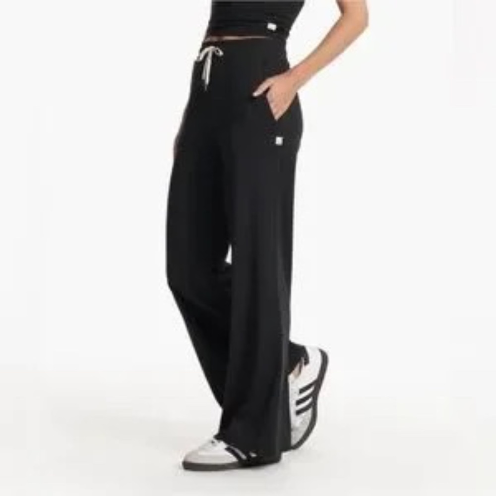 Vuori halo essential wide leg pant in black heather size S